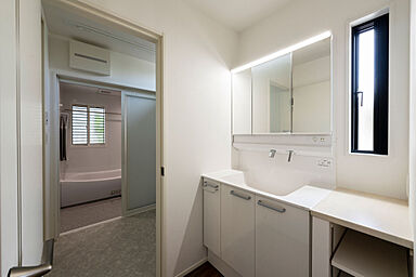 株式会社エドケンハウスの施工事例「柱を見せて広がりのある空間を演出している家」の画像7