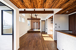DETAIL BASE(ディテール・ベース)の施工事例「化粧梁のあるヴィンテージモダンスタイルの家」の画像