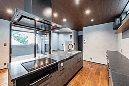 株式会社エドケンハウスの施工事例「ヴィンテージモダン〈キッチン前にインナーバルコニーが広がる2階LDKの家〉」の画像