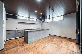 株式会社エドケンハウスの施工事例「ヴィンテージモダン〈キッチン前にインナーバルコニーが広がる2階LDKの家〉」の画像1