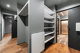 株式会社エドケンハウスの施工事例「ヴィンテージモダン〈キッチン前にインナーバルコニーが広がる2階LDKの家〉」の画像5