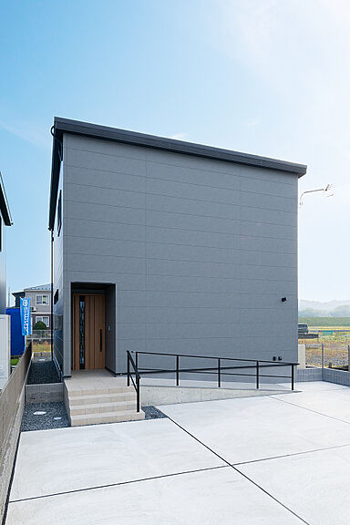 株式会社ヨネダの施工事例「光に包まれた吹抜け空間の家」の画像