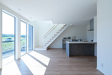 株式会社ヨネダの施工事例「光に包まれた吹抜け空間の家」の画像2