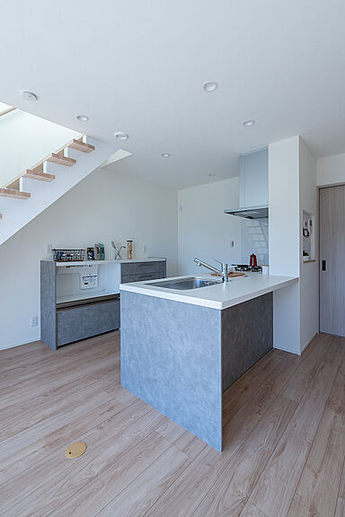 株式会社ヨネダの施工事例「光に包まれた吹抜け空間の家」の画像3