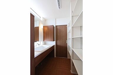 株式会社A-BESTの施工事例「無垢のぬくもり感じる、落ち着いた空間が広がるお家」の画像5