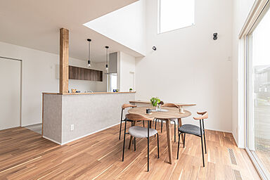 株式会社ウッディークラフト 釧路の施工事例「エアコン1台で夏も冬も快適に暮らせる、全館空調の家」の画像1