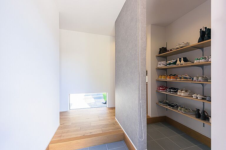 株式会社アッシュホーム「太陽光10.56kw標準搭載~35年で約700万円の経済効果あり!~」の公式画像_玄関2