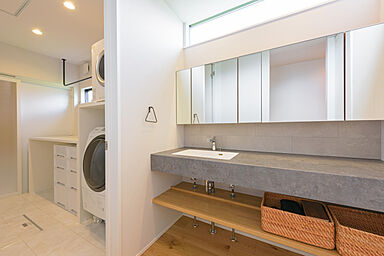 株式会社アッシュホーム「太陽光10.56kw標準搭載~35年で約700万円の経済効果あり!~」の施工事例「アウトドア夫婦こだわりのコの字のガレージハウス」の画像7