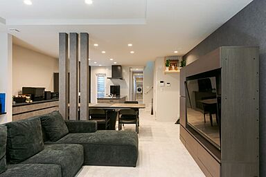 株式会社アッシュホーム「太陽光10.56kw標準搭載~35年で約700万円の経済効果あり!~」の施工事例「約27帖の広々LDK!敷地の特徴を活かした広くて無駄のない賢い暮らし」の画像2