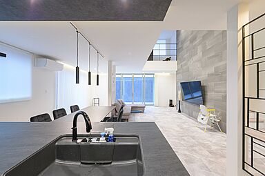 株式会社アッシュホーム「太陽光10.56kw標準搭載~35年で約700万円の経済効果あり!~」の施工事例「LDK30帖オーバー!インナーテラス付きホテルライクな家」の画像4