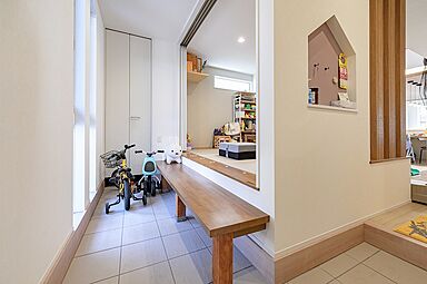 株式会社アッシュホーム「太陽光10.56kw標準搭載~35年で約700万円の経済効果あり!~」の施工事例「ナチュラルモダン家族が集う温かみのある家」の画像3