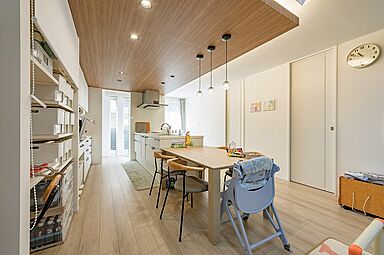 株式会社アッシュホーム「太陽光10.56kw標準搭載~35年で約700万円の経済効果あり!~」の施工事例「ナチュラルモダン家族が集う温かみのある家」の画像6