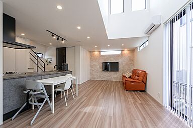 株式会社アッシュホーム「太陽光10.56kw標準搭載~35年で約700万円の経済効果あり!~」の施工事例「ラグジュアリーな毎日を叶える、家事動線まで美しい住まい」の画像3