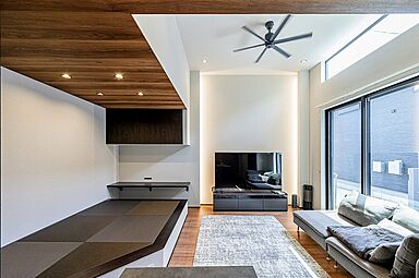 株式会社アッシュホーム「太陽光10.56kw標準搭載~35年で約700万円の経済効果あり!~」の施工事例「天井高3.5mハーフ吹き抜けリビング上質なデザインと快適性を纏う理想の家」の画像6