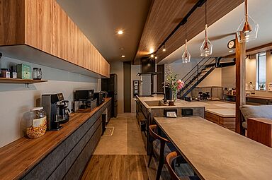 株式会社アッシュホーム「太陽光10.56kw標準搭載~35年で約700万円の経済効果あり!~」の施工事例「見惚れる外観と機能美。帰宅動線まで美しく整えた家」の画像5