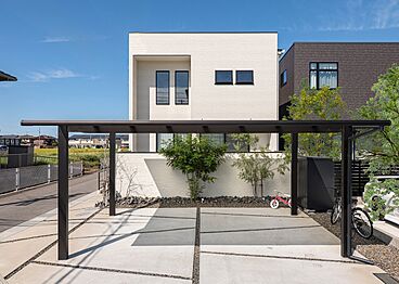 株式会社アッシュホーム「太陽光10.56kw標準搭載~35年で約700万円の経済効果あり!~」の施工事例「光溢れる家族の時間が深まる住まい」の画像