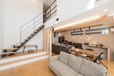 株式会社アッシュホーム「太陽光10.56kw標準搭載~35年で約700万円の経済効果あり!~」の施工事例「光溢れる家族の時間が深まる住まい」の画像5