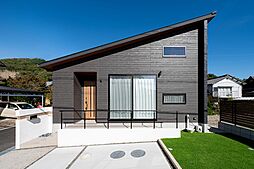 【アキュラホーム 津展示場】@イオンモール津南徒歩4分 ワイドスパンの大きな窓と吹き抜けで明るい室内の施工事例「動線は賢く、空間は自由に。暮らしが自然に整う平屋」の画像