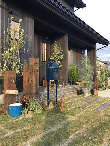 カノウヤの施工事例「無垢材を活かしたカフェ風のお家」の画像1