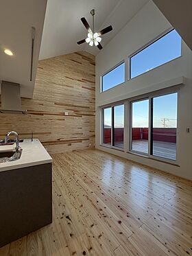 OZ's株式会社の施工事例「THREE STORY SPACE 3つの顔を持つ、暖かく木の温もりを感じる家」のメイン画像