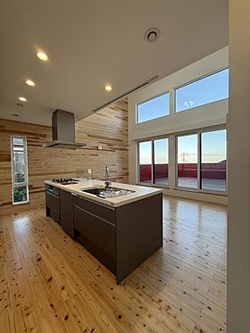 OZ's株式会社の施工事例「THREE STORY SPACE 3つの顔を持つ、暖かく木の温もりを感じる家」の画像5