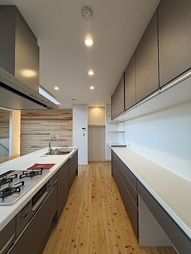 OZ's株式会社の施工事例「THREE STORY SPACE 3つの顔を持つ、暖かく木の温もりを感じる家」の画像6