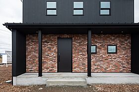 株式会社 前昌建設の施工事例「味わい深いカッコよさ。外壁はメンテナンス性にも優れたガルバリウム鋼板」の画像1