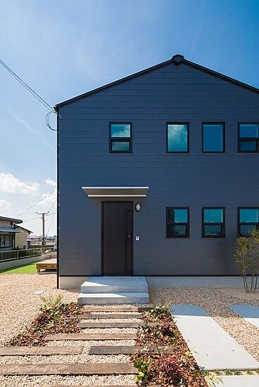 株式会社 前昌建設の施工事例「住むほど馴染み、愛着が増す、ヴィンテージ感のある素材で構成したモダンな家」の画像