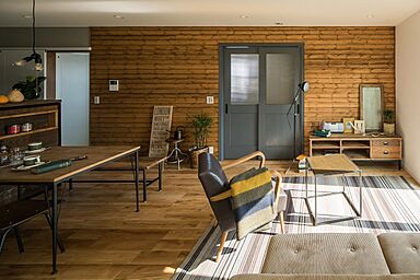 株式会社 前昌建設の施工事例「住むほど馴染み、愛着が増す、ヴィンテージ感のある素材で構成したモダンな家」の画像1