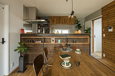 株式会社 前昌建設の施工事例「住むほど馴染み、愛着が増す、ヴィンテージ感のある素材で構成したモダンな家」の画像3