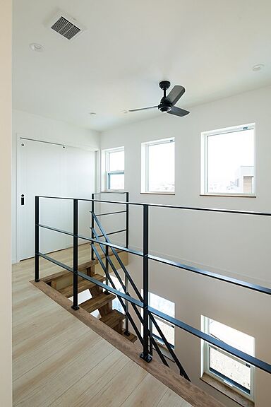 株式会社 前昌建設の施工事例「住むほど馴染み、愛着が増す、ヴィンテージ感のある素材で構成したモダンな家」の画像7