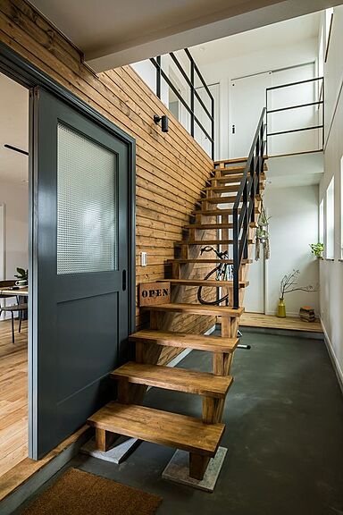 株式会社 前昌建設の施工事例「住むほど馴染み、愛着が増す、ヴィンテージ感のある素材で構成したモダンな家」の画像9