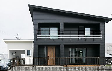 株式会社 前昌建設の施工事例「黒ガルバのスタイリッシュな家」の画像