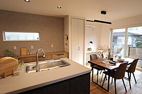 株式会社 前昌建設の施工事例「回遊同線抜群な家×お庭のある生活」の画像4