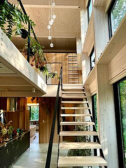 株式会社ウッドコンストラクションの施工事例「【門型ラーメン×スキップフロア】自然の中で植物と暮らす開放的な家」の画像