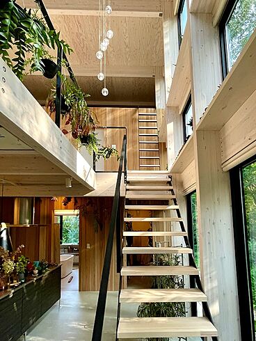 株式会社ウッドコンストラクションの施工事例「【門型ラーメン×スキップフロア】自然の中で植物と暮らす開放的な家」の画像