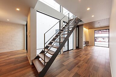 株式会社ウッドコンストラクションの施工事例「【中庭×ルーフバルコニー】鉄骨階段と中庭が印象的なセンターコートの家」の画像5