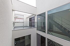 株式会社ウッドコンストラクションの施工事例「【中庭×ルーフバルコニー】鉄骨階段と中庭が印象的なセンターコートの家」の画像8