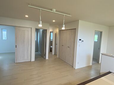 タノ・カーサ シンプルノート天草 リラシオネスbyカネマツの施工事例「洗練されたスタイリッシュな黒のモダンハウス」の画像3