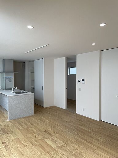 タノ・カーサ シンプルノート天草 リラシオネスbyカネマツの施工事例「明るく開放的な白の平屋二世帯住宅」の画像2