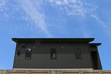 タノ・カーサ シンプルノート天草 リラシオネスbyカネマツの施工事例「空に映える黒のスタイリッシュな平屋の家」の画像