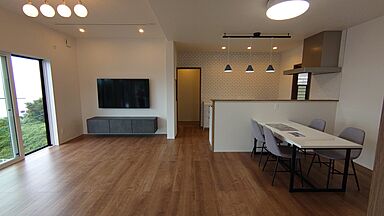 タノ・カーサ シンプルノート天草 リラシオネスbyカネマツの施工事例「空に映える黒のスタイリッシュな平屋の家」の画像5