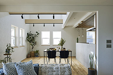 タノ・カーサ シンプルノート天草 リラシオネスbyカネマツの施工事例「カリフォルニアスタイル×吹き抜けのある家」の画像2