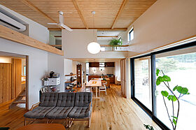 おばま工務店の施工事例「自然光とシンプルな照明が見事に調和したフルオーダーで叶えた理想の住まい」の画像2