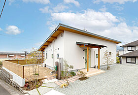 おばま工務店の施工事例「木の温もりが家族時間を優しく包む 心地良い平屋住まい」のメイン画像