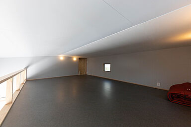 おばま工務店の施工事例「家の半分がガレージ!男のロマンを詰め込んだセカンドハウス」の画像4