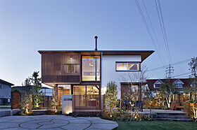 おばま工務店の施工事例「現代的でありながら自然を思い出させる。美しい佇まいの神宮の家」のメイン画像