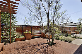 おばま工務店の施工事例「現代的でありながら自然を思い出させる。美しい佇まいの神宮の家」の画像2