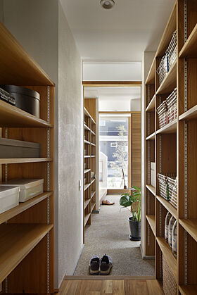 おばま工務店の施工事例「現代的でありながら自然を思い出させる。美しい佇まいの神宮の家」の画像3