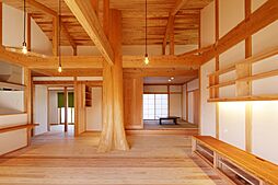 おばま工務店の施工事例「大黒柱が見守る木の家で、のびのびと自然を感じる暮らしを」の画像